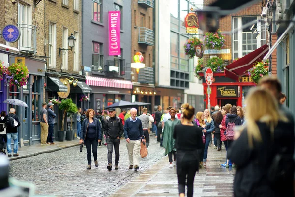 DUBLIN, İrlanda - Mayıs 2018 Dublin, İrlanda 'da her gün turistlerin ve kasaba halkının yoğun hayatı. İrlanda başkentinin sokaklarında insanlar kendi işlerine bakarlar..