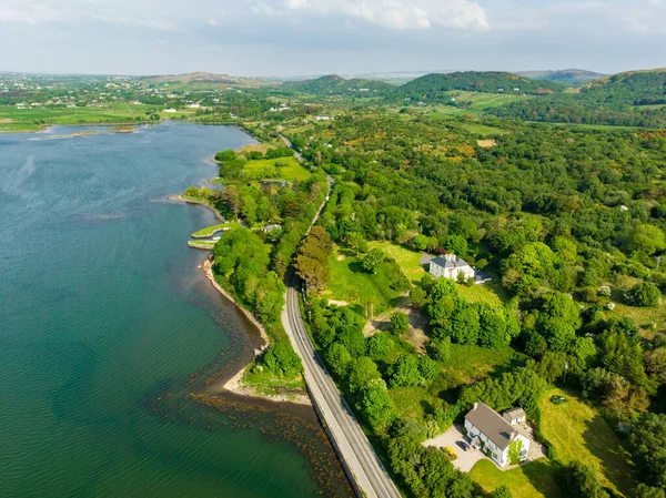 Canlı zümrüt yeşili sular ve Vahşi Atlantik Yolu 'ndaki Westport kasabası yakınlarındaki manzaralı kıyı manzarası, County Mayo, İrlanda.