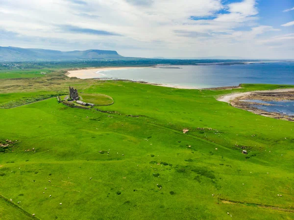 壮观的穆拉格莫尔头鸟瞰图 巨浪滚上岸 风景如画的风景与宏伟的Classiebawn城堡 爱尔兰斯利戈郡野生大西洋之路的签名点 — 图库照片