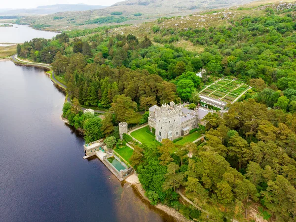 Glenveagh Kalesi 'nin havadan görünüşü Glenveagh Ulusal Parkı' nda büyük bir köşk. Glenveagh Ulusal Parkı, İrlanda 'nın en büyük ikinci ulusal parkı, County Donegal, İrlanda