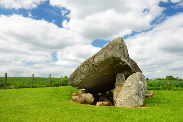 Brownshill Dolmen, resmi kernanstown Cromlech, muhteşem bir megalitik granit kaptaşı olarak bilinen, yaklaşık 103 ton ağırlığında, County Carlow bulunan, İrlanda