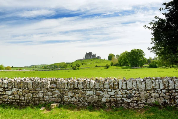 Cashel Kayası, ayrıca Kings 'in Cashel' i ve St. Patricks Rock olarak da bilinir. Cashel, County Tipperary 'de tarihi bir yer. İrlanda 'nın en ünlü turistik yerlerinden biri.