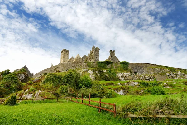 Cashel Kayası, ayrıca Kings 'in Cashel' i ve St. Patricks Rock olarak da bilinir. Cashel, County Tipperary 'de tarihi bir yer. İrlanda 'nın en ünlü turistik yerlerinden biri.