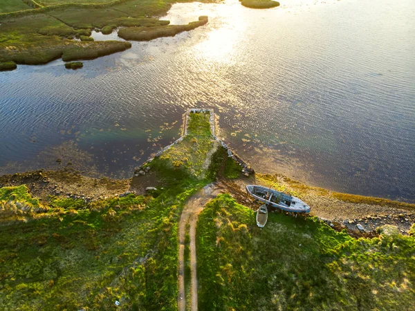 Luchtfoto Van Oude Boot Vertrokken Een Klein Strand Langs Ring — Stockfoto