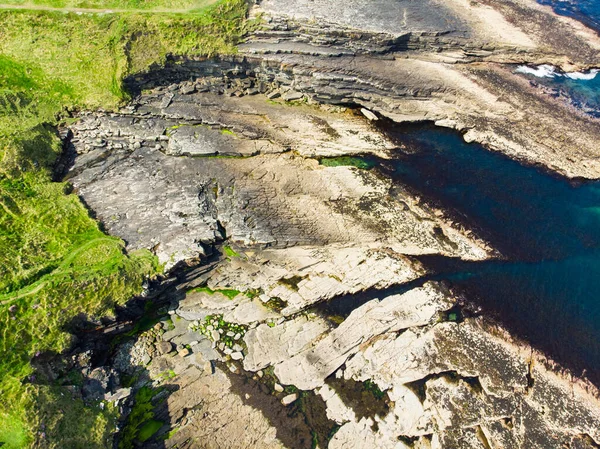 Drsný Skalnatý Břeh Podél Slavné Cesty Ring Kerry Rozeklané Pobřeží — Stock fotografie