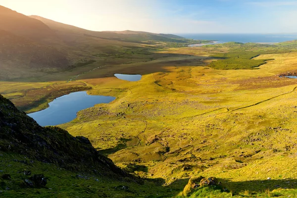 Conor Pass, en yüksek İrlanda dağ geçer bir asfalt yol tarafından hizmet, Dingle Yarımadası, County Kerry, İrlanda güney-batı ucunda bulunan
