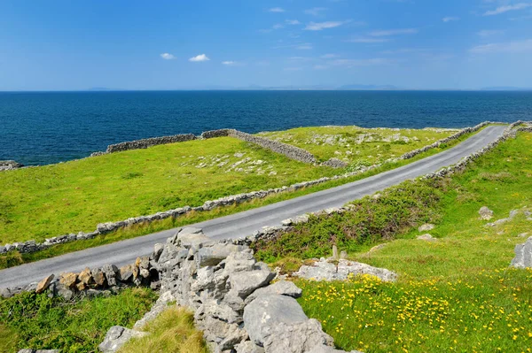 Inishmore Nebo Inis Mor Největší Aran Ostrovů Zátoce Galway Bay — Stock fotografie