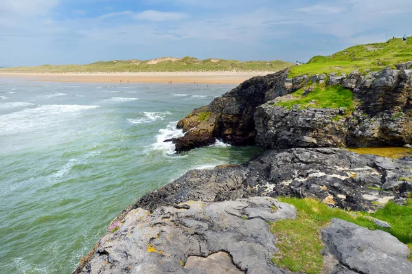 壮观的图兰斯特兰德 多尼戈尔著名的冲浪海滩之一 由斯利戈 莱特里姆山脉提供的一个风景秀丽的背滴为框架 爱尔兰多尼戈尔郡宽阔平坦的沙滩 — 图库照片
