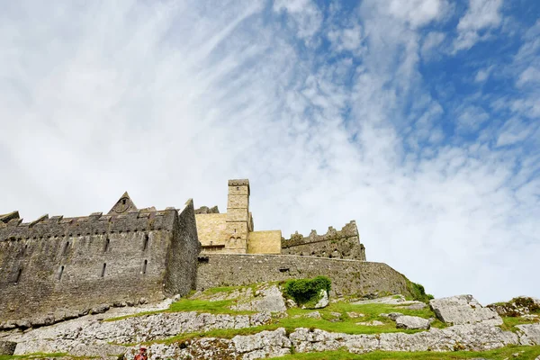 Cashel Kayası, ayrıca Kings 'in Cashel' i ve St. Patricks Rock olarak da bilinir. Cashel, County Tipperary 'de tarihi bir yer. İrlanda 'nın en ünlü turistik yerlerinden biri.