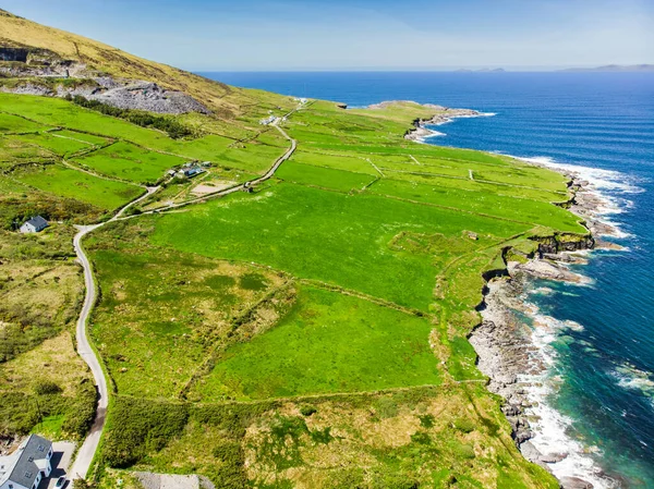 壮观的穆拉格莫尔头鸟瞰图 巨浪滚上岸 风景如画的风景与宏伟的Classiebawn城堡 爱尔兰斯利戈郡野生大西洋之路的签名点 — 图库照片