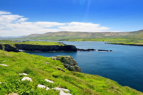 Szorstki Skalisty Brzeg Wzdłuż Słynnego Szlaku Ring Kerry Chropowaty Brzeg — Zdjęcie stockowe