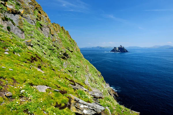 Skellig Michael veya Great Skellig, bir Hıristiyan manastırının yıkık kalıntılarına ev sahipliği yapıyor. Gannets ve puffins de dahil olmak üzere deniz kuşları, çeşitli yaşadığı. Unesco Dünya Mirası Alanı, İrlanda
