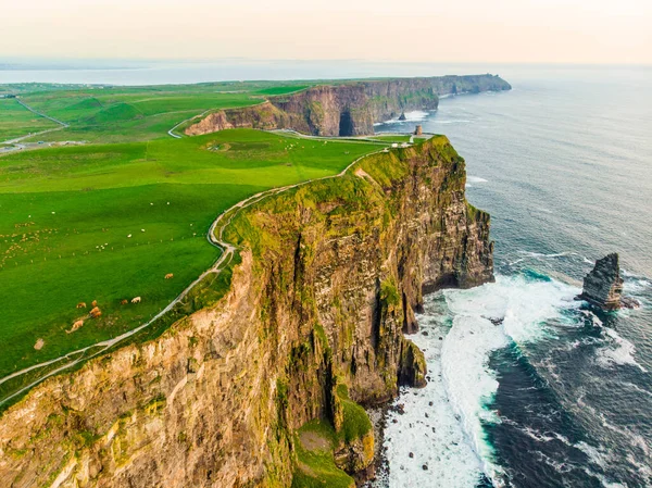世界著名的莫赫悬崖 爱尔兰最受欢迎的旅游目的地之一 克莱尔郡野生大西洋路上广为人知的旅游景点鸟瞰图 — 图库照片