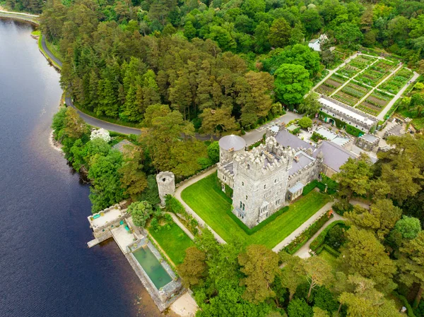 Glenveagh Kalesi 'nin havadan görünüşü Glenveagh Ulusal Parkı' nda büyük bir köşk. Glenveagh Ulusal Parkı, İrlanda 'nın en büyük ikinci ulusal parkı, County Donegal, İrlanda