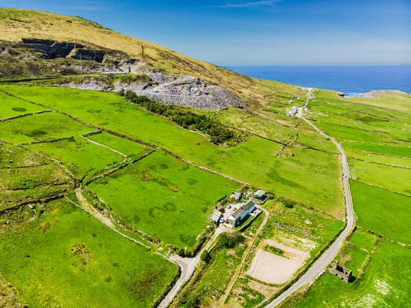 Mullaghmore Head'in muhteşem havadan görünümü ve kıyıya vuran dev dalgalar. Muhteşem Classiebawn Kalesi ile pitoresk sahne. Wild Atlantic Way imza noktası, County Sligo, İrlanda