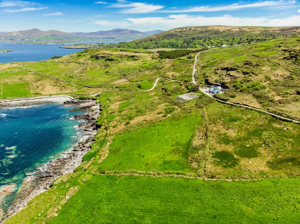 Mullaghmore Head'in muhteşem havadan görünümü ve kıyıya vuran dev dalgalar. Muhteşem Classiebawn Kalesi ile pitoresk sahne. Wild Atlantic Way imza noktası, County Sligo, İrlanda