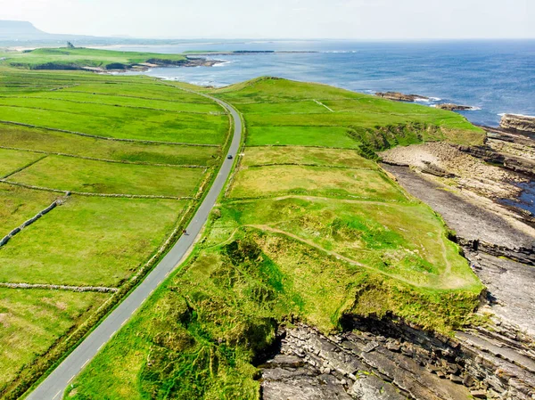 Spectaculaire Luchtfoto Van Mullaghmore Hoofd Met Enorme Golven Rollen Aan — Stockfoto