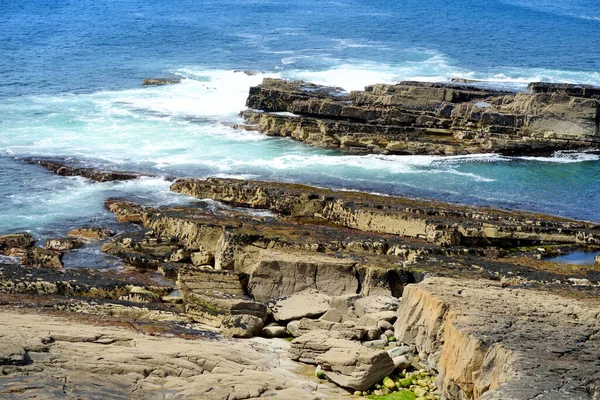Mullaghmore Head'in muhteşem manzarası, kıyıya vuran dev dalgalar. Muhteşem Classiebawn Kalesi ile pitoresk sahne. Wild Atlantic Way imza noktası, County Sligo, İrlanda