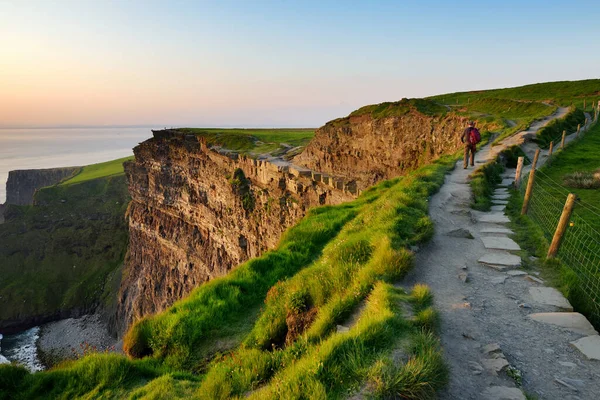 Dünyaca ünlü Moher Kayalıkları, İrlanda'nın en popüler turistik yerlerinden biri. County Clare Wild Atlantic Way üzerinde yaygın olarak bilinen turistik havadan görünümü.