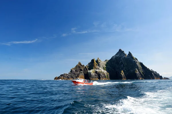 Küçük Skellig Adası, birçok çeşitli deniz kuşları ve dünyanın ikinci büyük gannets kolonisi ev, County Kerry, İrlanda. Kerry rota ünlü İrlanda Ring üzerinde turistik.