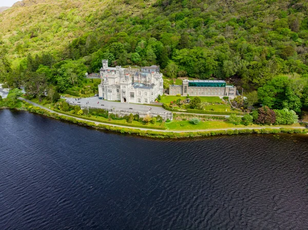 Kylemore Manastırı, Kylemore Kalesi, Connemara gerekçesiyle kurulan bir Benedictine Manastırı. Ünlü turistik County Galway, İrlanda.
