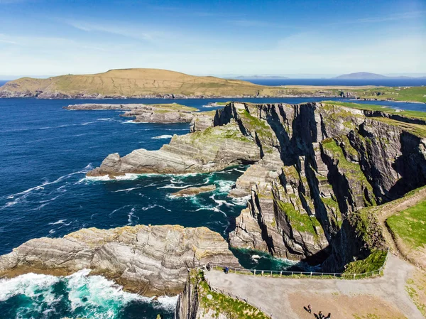 驚くべき波は 広くケリー郡 アイルランドで最も壮大な崖として受け入れケリークリフを打ちました ケリールートの有名なリングの観光スポット — ストック写真