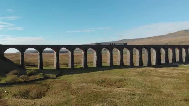 Vue Aérienne Train Traversant Viaduc Ribblehead Longue Troisième Haute Structure — Video