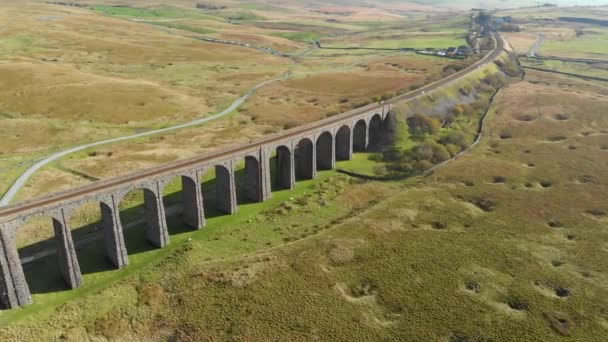 Αεροφωτογραφία Του Ribblehead Viaduct Που Βρίσκεται Στο Βόρειο Yorkshire Μεγαλύτερη — Αρχείο Βίντεο