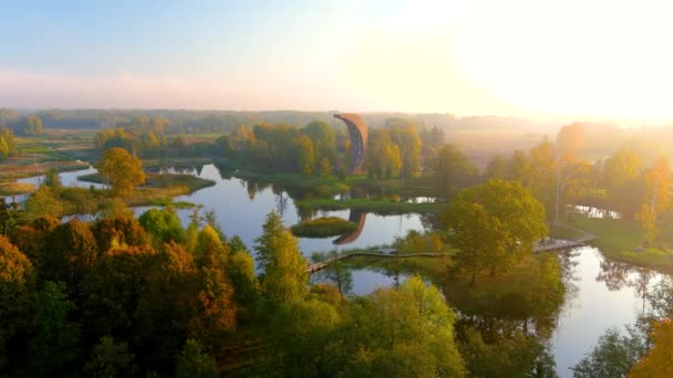 キライカルスト湖の素晴らしい空中ビューと明るい晴れた秋の朝に展望塔 Birzai高齢者 Panevezys郡 リトアニア — ストック動画
