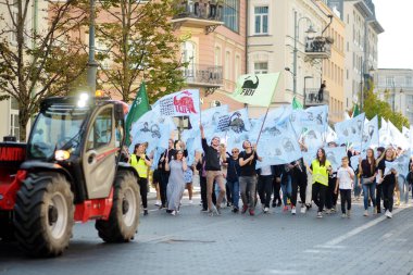 VILNIUS, LITHUANIA - 11 Eylül 2021: Vilnius Üniversitesi Fizik Fakültesi tarafından her yıl düzenlenen Dinozor Geçit Töreni 'nin mizahi bir etkinliği olan Fizikçiler Günü Fidi' ne katılan insanlar