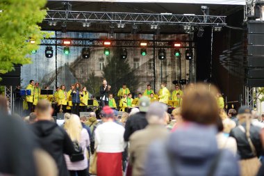 VILNIUS, LITHUANIA - 19 Eylül 2021: Litvanya ulusal topluluklarından ustaların sanatlarını, zanaatlarını, ulusal gelenekleri ve geleneklerini sundukları yıllık Uluslar Fuarı 'na katılan insanlar.