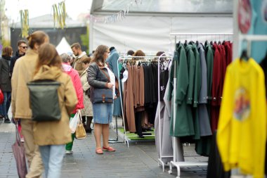 VILNIUS, LITHUANIA - 19 Eylül 2021: Litvanya ulusal topluluklarından ustaların sanatlarını, zanaatlarını, ulusal gelenekleri ve geleneklerini sundukları yıllık Uluslar Fuarı 'na katılan insanlar.