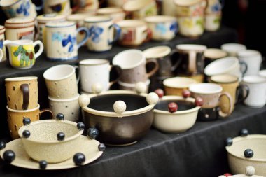 VILNIUS, LITHUANIA - 19 Eylül 2021: Litvanya ulusal topluluklarından ustaların sanatlarını, zanaatlarını ve geleneklerini sundukları yıllık Uluslar Fuarı 'nda seramik yemekler ve sofra eşyaları satıldı.