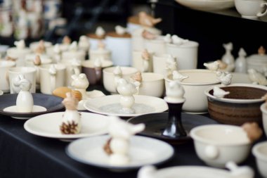 VILNIUS, LITHUANIA - 19 Eylül 2021: Litvanya ulusal topluluklarından ustaların sanatlarını, zanaatlarını ve geleneklerini sundukları yıllık Uluslar Fuarı 'nda seramik yemekler ve sofra eşyaları satıldı.