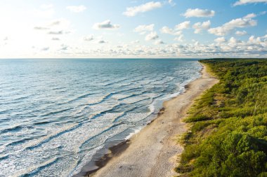 Litvanya 'nın Klaipeda kenti yakınlarındaki Baltık Denizi kıyı şeridinin hava görüntüsü. Güneşli yaz gününde güzel deniz kıyıları.