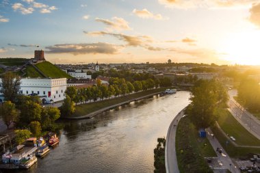 Kuzey Avrupa 'nın en büyük ortaçağ kasabalarından Vilnius Old Town' un havadan görünüşü. Litvanya 'nın Vilnius şehrinin UNESCO tarafından işlenmiş yaz manzarası