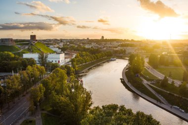 Kuzey Avrupa 'nın en büyük ortaçağ kasabalarından Vilnius Old Town' un havadan görünüşü. Litvanya 'nın Vilnius şehrinin UNESCO tarafından işlenmiş yaz manzarası