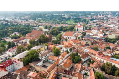 Kuzey Avrupa 'nın en büyük ortaçağ kasabalarından Vilnius Old Town' un havadan görünüşü. Litvanya 'nın Vilnius şehrinin UNESCO tarafından işlenmiş yaz manzarası