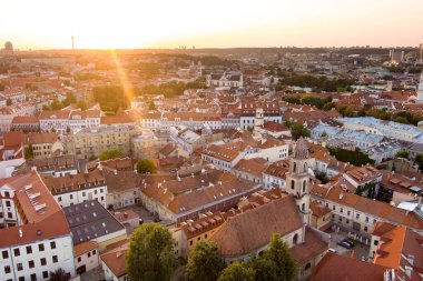 Kuzey Avrupa 'nın en büyük ortaçağ kasabalarından Vilnius Old Town' un havadan görünüşü. Litvanya 'nın Vilnius şehrinin UNESCO tarafından işlenmiş yaz manzarası