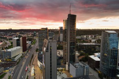Vilnius 'un güzel akşam manzaralı iş yeri manzaralı gün batımı aydınlatması. Vilnius, Litvanya 'da şehir hayatı.
