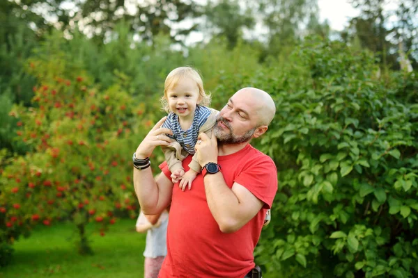 Petit Garçon Mignon Dans Les Bras Son Père Papa Fils — Photo