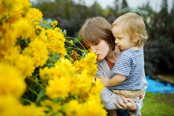 Młoda Dziewczyna Jej Brat Podziwiający Jasne Żółte Kwiaty Rudbeckia Powszechnie — Zdjęcie stockowe