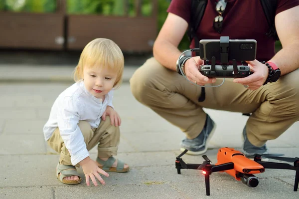 Père Fils Regardent Naviguent Dans Drone Petit Garçon Mignon Aidant — Photo