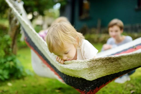 Menino Criança Feliz Relaxando Rede Belo Dia Verão Criança Bonito — Fotografia de Stock