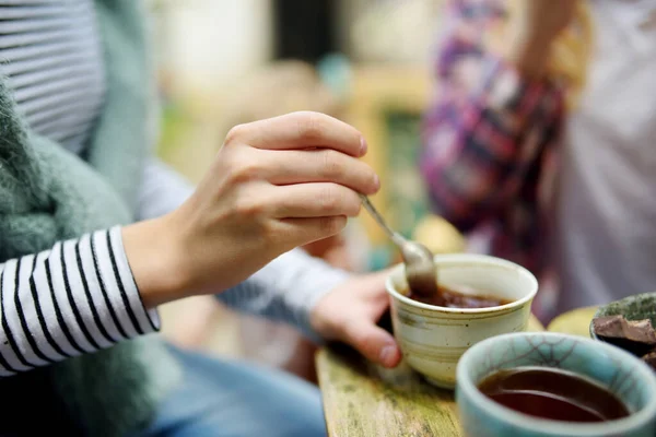 Mano Mujer Revolviendo Verde Chino Taza Cerámica Vieja — Foto de Stock