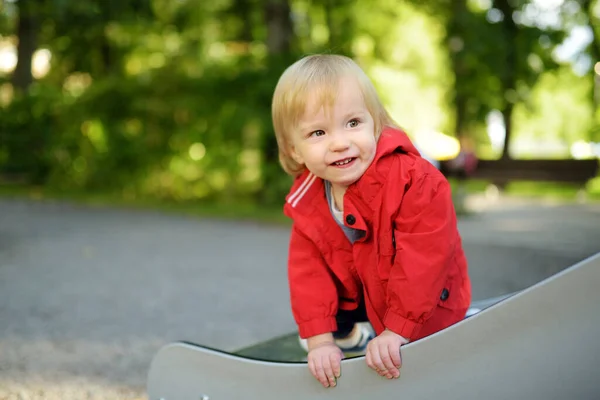 Carino Bambino Che Diverte Parco Giochi All Aperto Nella Calda — Foto Stock