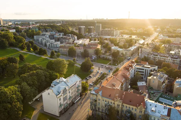 Kuzey Avrupa 'nın en büyük ortaçağ kasabalarından Vilnius Old Town' un havadan görünüşü. Litvanya 'nın Vilnius şehrinin UNESCO tarafından işlenmiş yaz manzarası