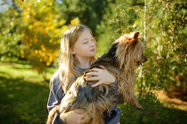 Adorable Joven Divirtiéndose Con Perro Hermoso Día Otoño Feliz Niño — Foto de Stock