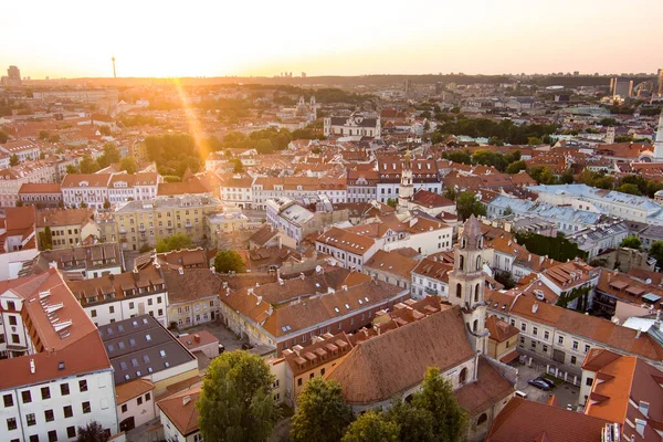 Kuzey Avrupa 'nın en büyük ortaçağ kasabalarından Vilnius Old Town' un havadan görünüşü. Litvanya 'nın Vilnius şehrinin UNESCO tarafından işlenmiş yaz manzarası