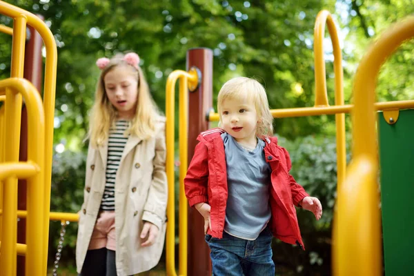 Carino Bambino Ragazzo Divertendosi Con Sorella Maggiore Parco Giochi All — Foto Stock